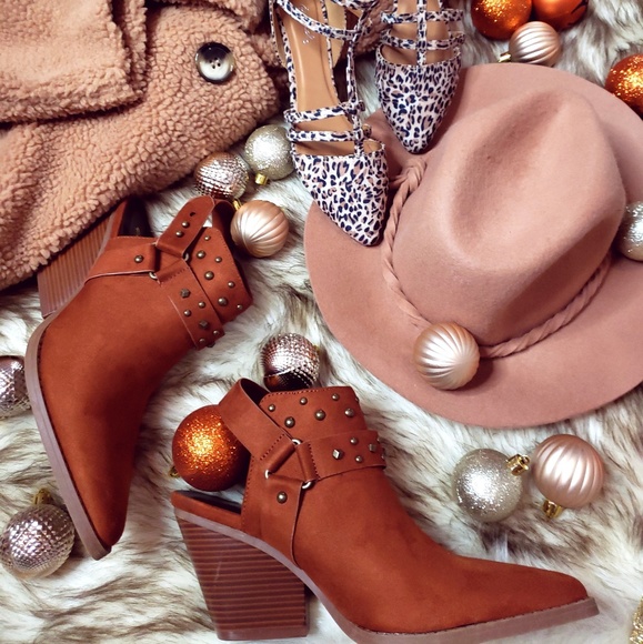 Shoes - 🆕️//The Sequoia// Tan Studded Mule